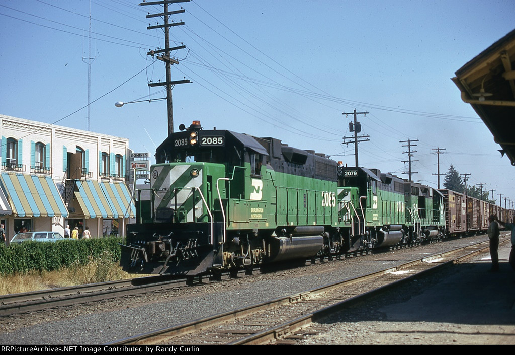 BN 2085 passing thru Woodburn